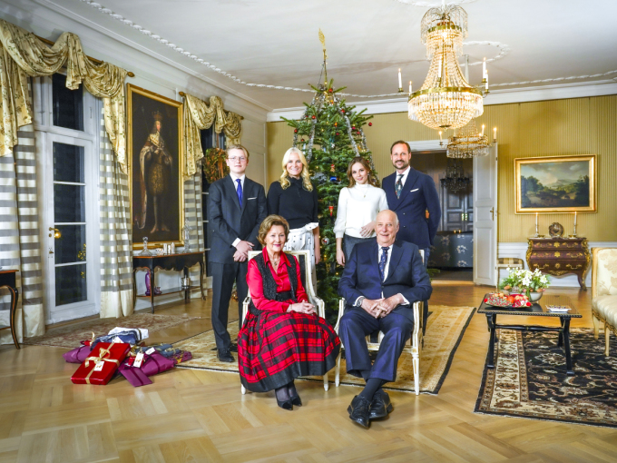 Kongeparet og Kronprinsfamilien på Bygdø kongsgård, julen 2021. Foto: Lise Åserud, NTB
